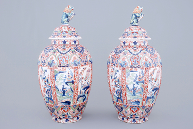 Un grande paire de vases en fa&iuml;ence de Delft de palette cachemire, 19&egrave;me
