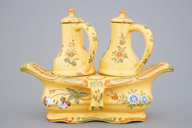 Drie Delftse borden en een Franse olie-en azijnstel, 18/19e eeuw