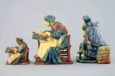 Twee kantkloststers en een marktvrouwtje in Vlaams aardewerk,  begin 20e eeuw