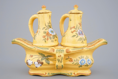 Drie Delftse borden en een Franse olie-en azijnstel, 18/19e eeuw