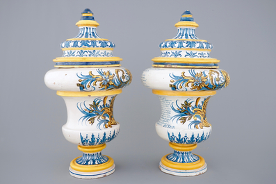 Une paire de vases dat&eacute;s et inscrits en majolique de Naples, dat&eacute;s 1724