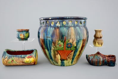 Une collection de poterie flamande et quelques carreaux de Delft, 18/20&egrave;me