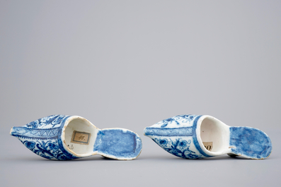 Une paire de chaussures en fa&iuml;ence de Delft bleu et blanc, 18&egrave;me
