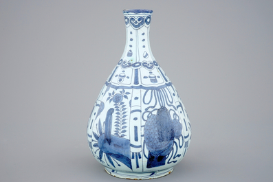 Un vase de forme bouteille en fa&iuml;ence de Delft au d&eacute;cor de chinoiserie, 17&egrave;me
