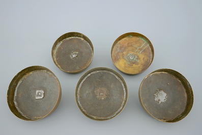 Een set van vijf Delftse tabakspotten met koperen deksels, 18e eeuw