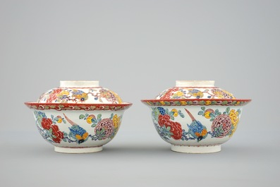 Une paire de bols et couvercles en fa&iuml;ence de Delft polychrome, d&eacute;but du 18&egrave;me