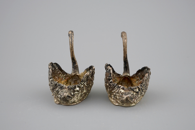 Twee zilveren zoutvaatjes in de vorm van zwanen, met lepeltjes