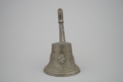 Une cloche de table en bronze au d&eacute;cor de Fleur de Lys, 16/17&egrave;me