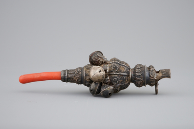 Een Engelse zilveren rammelaar met fluitje en koraal, 19e eeuw