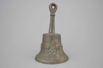 A cast bronze table bell with Fleur-de-Lys, 16/17th C.
