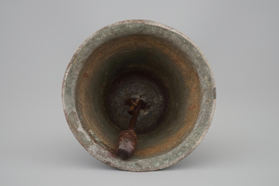 Une cloche de table en bronze au d&eacute;cor de Fleur de Lys, 16/17&egrave;me