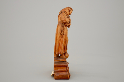 Une statuette de Saint Fran&ccedil;ois d'Assise en buis sculpt&eacute;, 17&egrave;me
