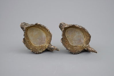 Twee zilveren zoutvaatjes in de vorm van zwanen, met lepeltjes