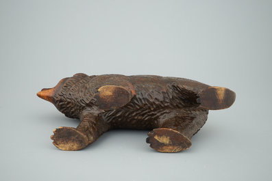 A bear-shaped Black Forest cigar holder, 1st half 20th C.