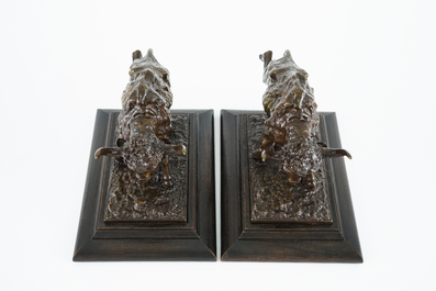 Une paire de buffles en bronze sur socle en bois, 20&egrave;me