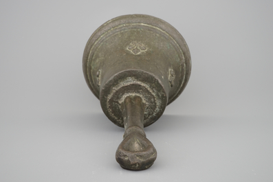 Une cloche de table en bronze au d&eacute;cor de Fleur de Lys, 16/17&egrave;me