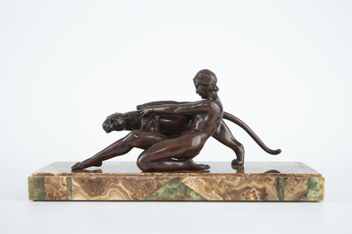 Alexandre Ouline, groupe Art Deco d'une femme avec un panth&egrave;re, bronze sur onyx, 20&egrave;me