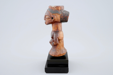 Een Afrikaans houten fetishbeeld op sokkel, Luba, Congo