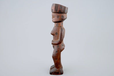 Une figure africaine en bois sculpt&eacute;, Lunda, Congo