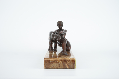 Alexandre Ouline, groupe Art Deco d'une femme avec un panth&egrave;re, bronze sur onyx, 20&egrave;me