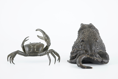 A bronze crab and a toad, after the Antique or Grand Tour souvenirs, 19/20th C.