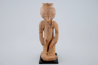 Une f&eacute;tiche en bois sculpt&eacute; sur socle, Kanyok, Congo, milieu du 20&egrave;me
