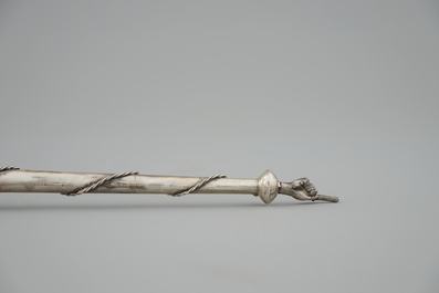Een filigraan zilveren en turkoois thora-aanwijzer of jat, 1823, Rusland