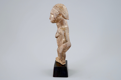 Une figure africaine en bois sculpt&eacute;, Bembe, Congo, 19/20&egrave;me