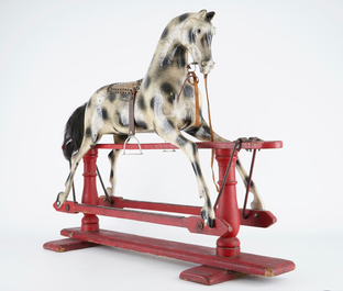 Automatisering rekenkundig Geelachtig Een groot schommelpaard, eerste helft 20e eeuw - Rob Michiels Auctions