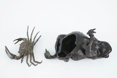 A bronze crab and a toad, after the Antique or Grand Tour souvenirs, 19/20th C.