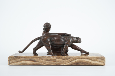 Alexandre Ouline, groupe Art Deco d'une femme avec un panth&egrave;re, bronze sur onyx, 20&egrave;me