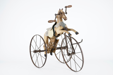 Un tricycle d'enfant d&eacute;cor&eacute; d'un cheval, 19/20&egrave;me