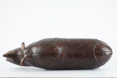 Un repose-pieds en cuire en forme de rhinoc&eacute;ros, Dimitri Omersa, milieu du 20&egrave;me