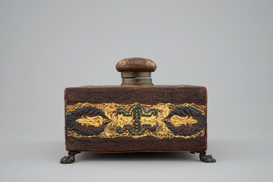 Een fraaie inktpot in goudleder, 19e eeuw