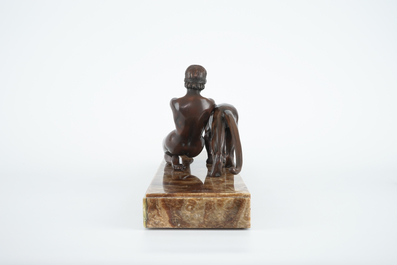 Alexandre Ouline, groupe Art Deco d'une femme avec un panth&egrave;re, bronze sur onyx, 20&egrave;me