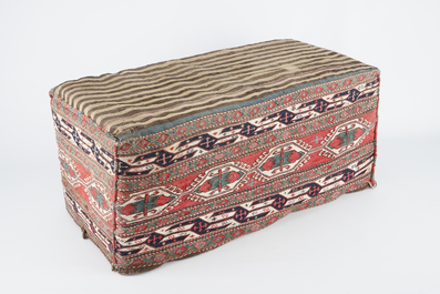 Een Turks zitkussen, zgn. shahsavan mafrash, midden 19e eeuw