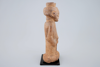 Une f&eacute;tiche en bois sculpt&eacute; sur socle, Kanyok, Congo, milieu du 20&egrave;me