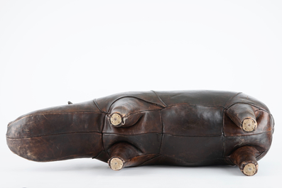 Een lederen voetbankje in de vorm van een neushoorn, Dimitri Omersa, midden 20e eeuw