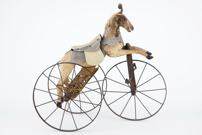 Un tricycle d'enfant d&eacute;cor&eacute; d'un cheval, 19/20&egrave;me