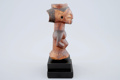 Een Afrikaans houten fetishbeeld op sokkel, Luba, Congo