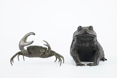 A bronze crab and a toad, after the Antique or Grand Tour souvenirs, 19/20th C.