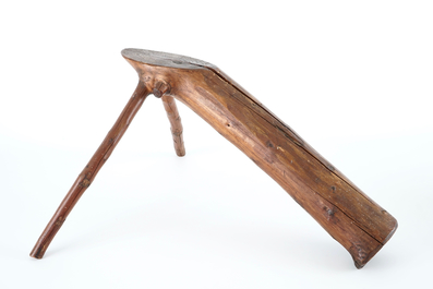 Een lot met 9 Afrikaanse houten gebruiksvoorwerpen, eerste helft 20e eeuw