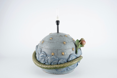 Un bois sculpt&eacute; d'un globe avec le serpent et sa pomme, 18&egrave;me, mont&eacute; en lampe