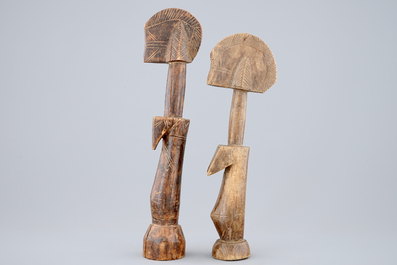Twee Afrikaanse houten beelden, zgn. vruchtbaarheidspopjes, Mossi, Congo, midden 20e eeuw