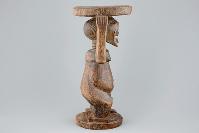 Une chaise africaine en bois sculpt&eacute;, Songye, Congo, 1&egrave;re moiti&eacute; du 20&egrave;me