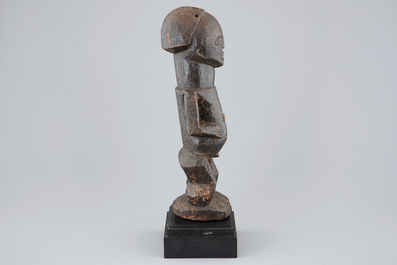 Een Afrikaans houten fetishbeeld op sokkel, Songye, Congo, midden 20e eeuw