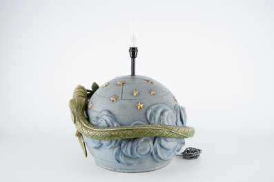 Un bois sculpt&eacute; d'un globe avec le serpent et sa pomme, 18&egrave;me, mont&eacute; en lampe