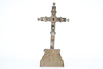 Un grand crucifix reliquaire en argent et cuivre, 18/19&egrave;me
