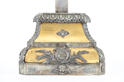 Een grote zilveren en verguld koperen crucifix met relieken, 18/19e eeuw