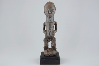 Une f&eacute;tiche en bois sculpt&eacute; sur socle, Songye, Congo, milieu du 20&egrave;me